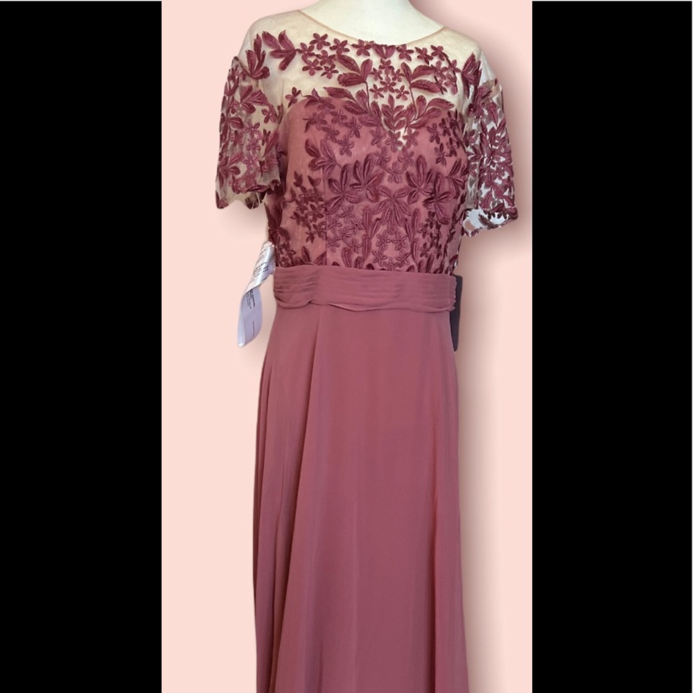 NWT JS Collections 866473  lace Embroidered Evening Gown